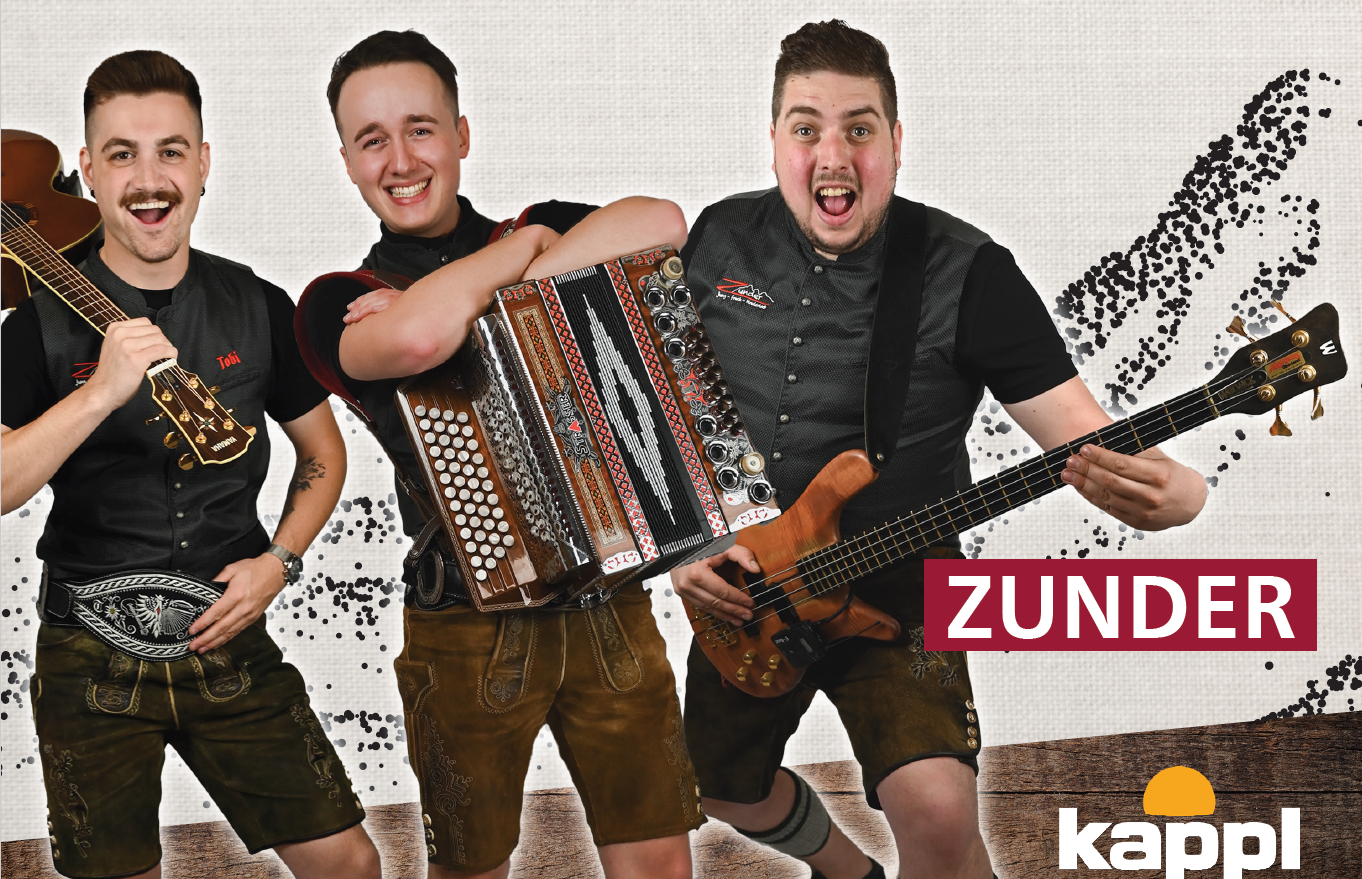 Drei fröhliche Musiker in traditioneller Tracht stehen zusammen. Sie halten verschiedene Instrumente und lächeln in die Kamera.