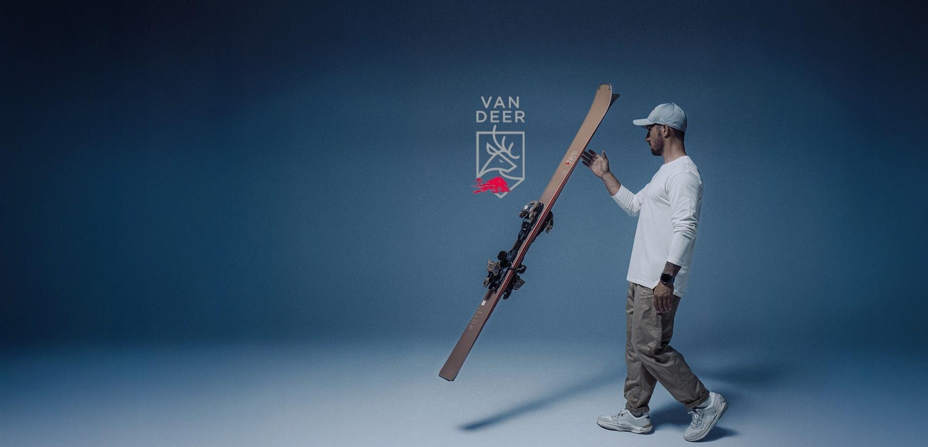 Ein Mann hält Skier in einer ruhigen, blauen Umgebung. Im Hintergrund steht ein Hinweis auf ein Pop-Up-Testzentrum in Ischgl vom 5. bis 8. Dezember 2025.
