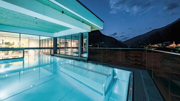 Außenpool bei Nacht