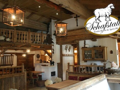 Ein gemütliches Restaurant mit rustikalem Holzinterieur und warmem Licht. Im Hintergrund sind Tische und eine gemütliche Atmosphäre zu sehen.
