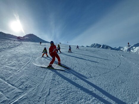 Skilehrer mit Kinder