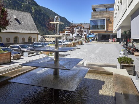 Kappl Info Dorfplatz Sommer